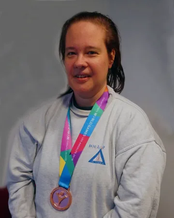 Porträttbild på Johanna med bronsmedalj runt halsen
