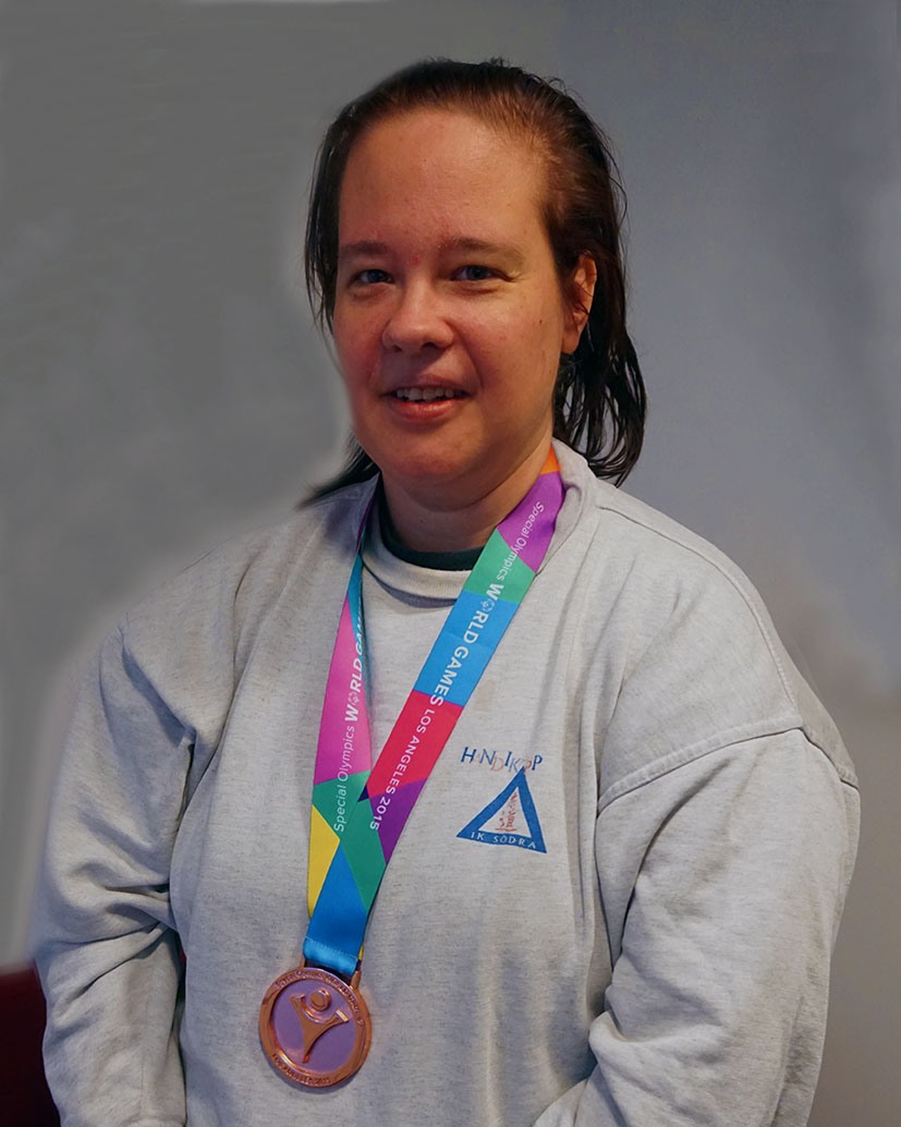 Porträttbild på Johanna med bronsmedalj runt halsen