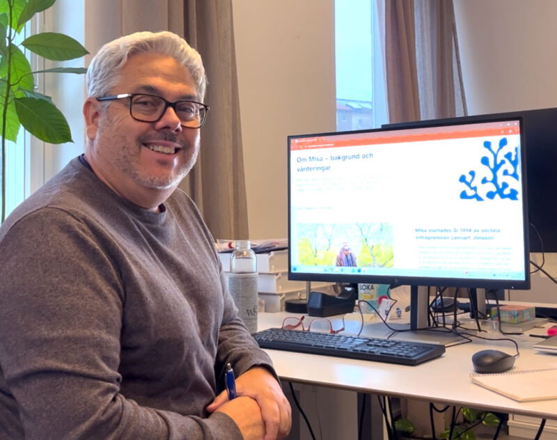 Arbetskonsulenten Rodrigo sitter vid sin dator på en daglig verksamhet