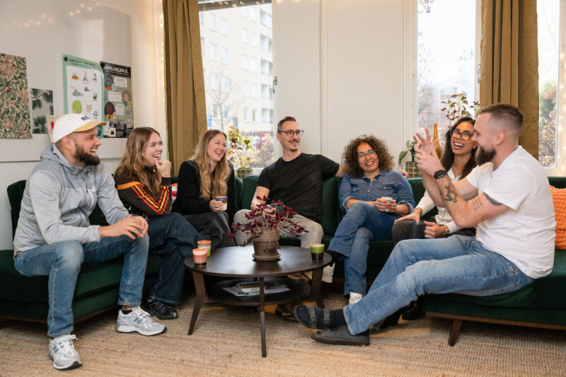 Personalen på Misa Ung sitter i en grön soffa , det är 4 kvinnor och tre män. En man med keps, en med glasögon, en man ser man hans tatuerade arm. 2 kvinnor är mörkhåriga och en har glasögon, en ahar lockigt hår. Två kvinnor har långt mellanblont hår. Åldern på personerna är mellan 30-45 år.