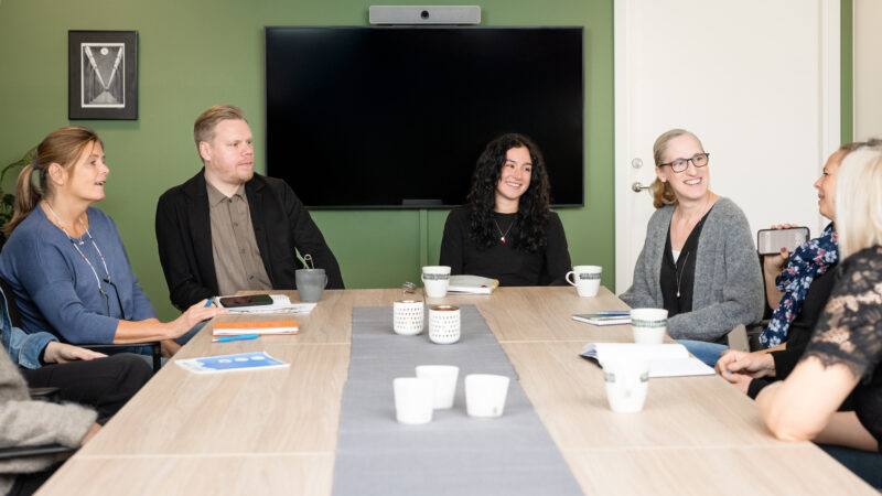 Personal runt ett konferensbord