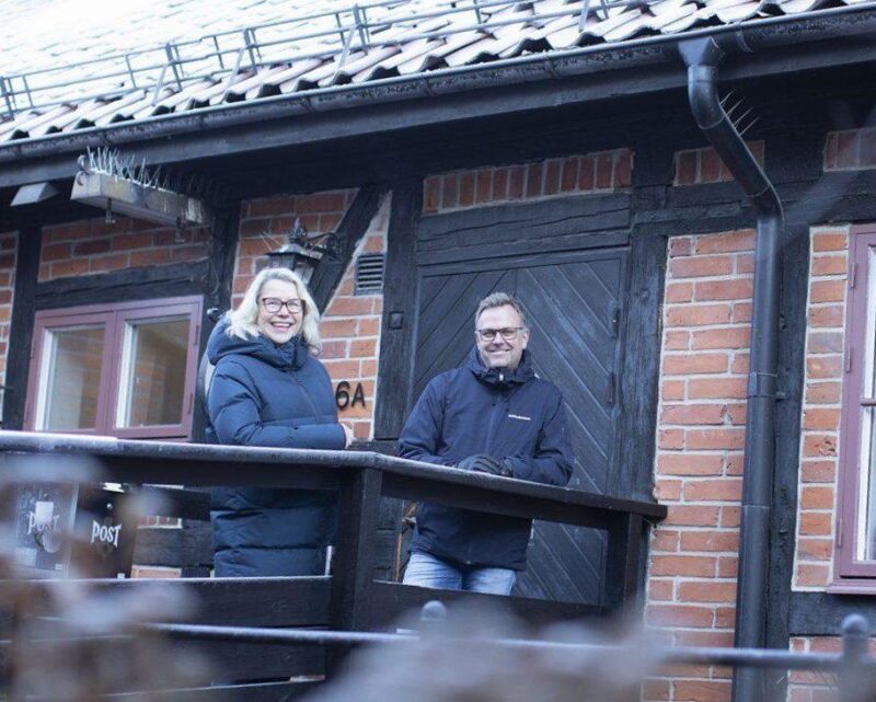 Misa LSS daglig verksamhet i Västerås. En man och kvinna står utanför ett korsvirkeshus