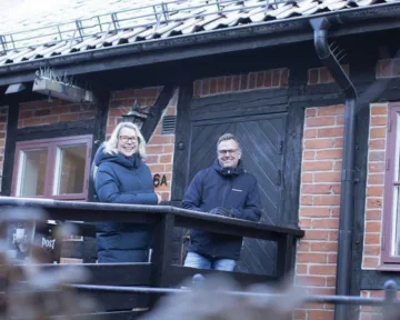 Misa LSS daglig verksamhet i Västerås. En man och kvinna står utanför ett korsvirkeshus