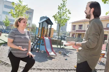en man och en kvinna står i en lekpark