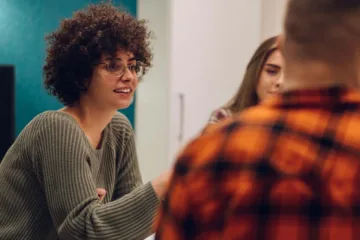 Daglig verksamhet deltagare samtalar i grupp