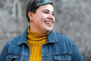 Daglig verksamhet deltagare med jeansjacka